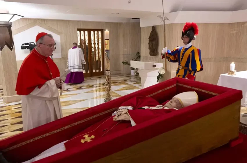 El Vaticano difundió la primera imagen oficial del papa Francisco en su féretro