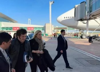El presidente Javier Milei viaja a Italia para asistir al funeral del papa Francisco