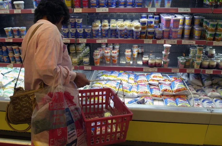 Los argentinos entre la esperanza económica y el agotamiento: menos inflación, pero más ansiedad y restricciones