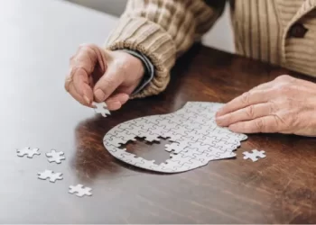 ¿A qué edad se manifiesta el Alzheimer? Señales para una detección precoz