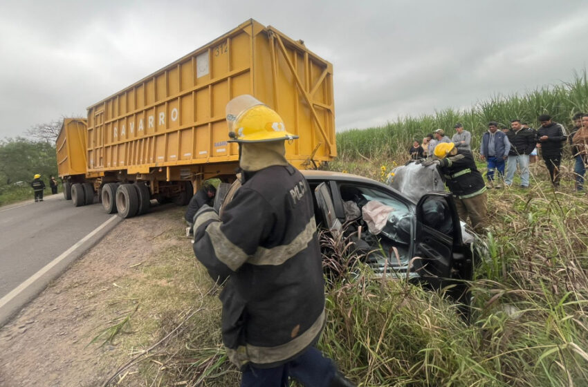 Triple choque en Alderetes: una mujer quedó atrapada dentro de su camioneta, destrozada luego de impactar con una rastra cañera