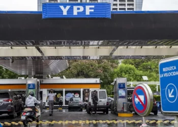 YPF bajó 4,5% los combustibles y marcó la cancha al resto del mercado