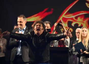 Milei arremete contra el PRO y Santoro en su cierre de campaña: “Fracasados” y “Sanvaca”