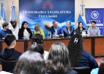 Carlos Nájar inauguró el Foro de Jóvenes Líderes en la Legislatura: “Queremos que se realicen como personas y ciudadanos comprometidos”