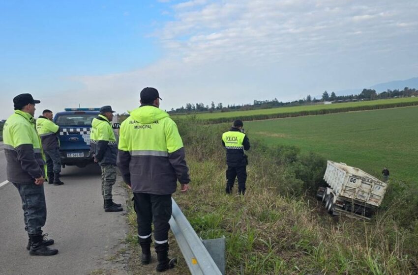 Camión de la Municipalidad de Aguilares volcó en la Ruta 38