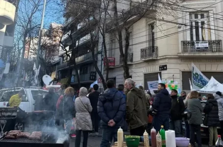Desalojan a militantes que acampaban frente al departamento de Cristina Kirchner en Constitución