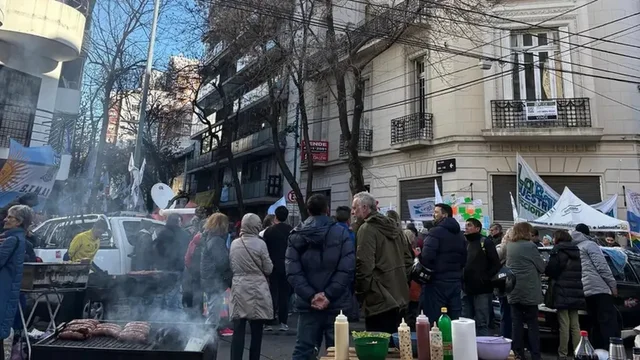 Desalojan a militantes que acampaban frente al departamento de Cristina Kirchner en Constitución