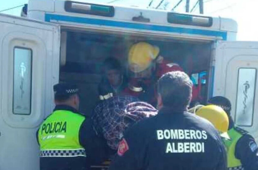 La solidaridad de sus vecinos y el rápido accionar de policías y bomberos salvaron la vida de una mujer que vive sola en Alberdi