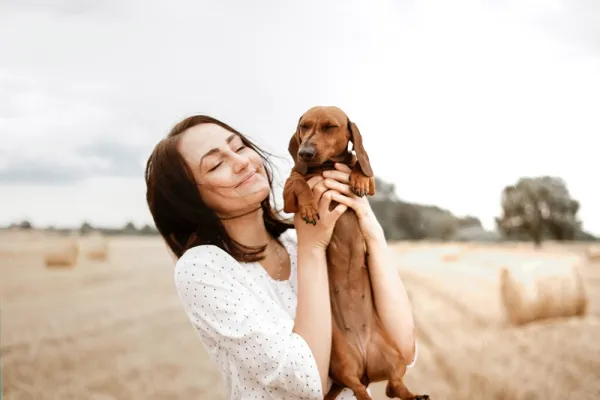 Cargar a tu perro con amor… pero con cuidado: hacerlo mal puede afectar su salud