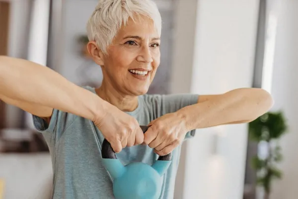 Cómo ganar masa muscular en los brazos sin pesas después de los 50