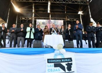 Jaldo encabezó los festejos por el 174° aniversario de Las Cejas y acompañó la promesa a la Bandera de alumnos de cuarto grado