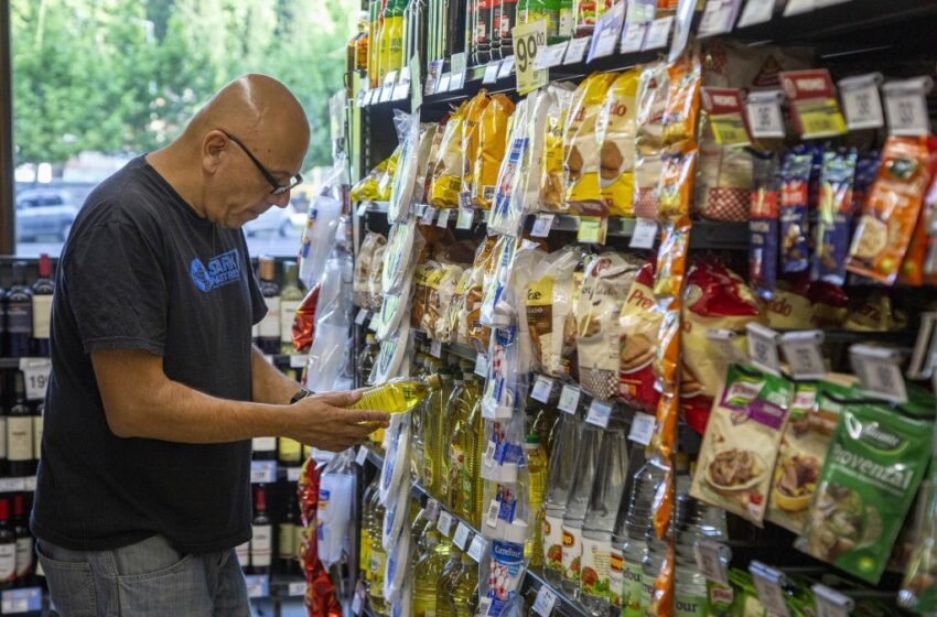 Crece el consumo por tercer mes consecutivo, sostenido por comercios de cercanía