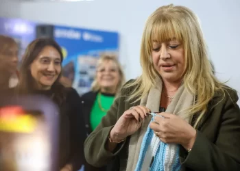 Vecinas de San Miguel de Tucumán tejen guantes y bufandas para alumnos en el marco del programa “Manos a la Patria”