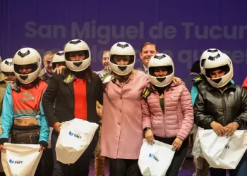 Chahla entregó 200 cascos a trabajadores de delivery en el marco de la Semana de la Seguridad Vial