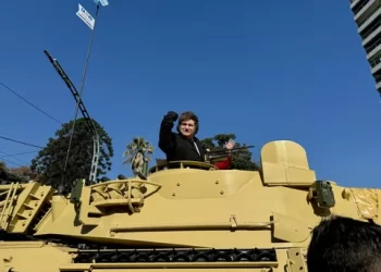 Milei suspende el desfile del 9 de Julio por recorte de gastos y mantiene su ofensiva judicial contra periodistas