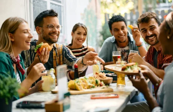 Día del Amigo: salidas, asados y regalos con gasto promedio de $32.270
