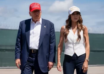 Milei recibirá a Kristi Noem, la funcionaria de Trump que lidera la ofensiva migratoria en EE.UU.