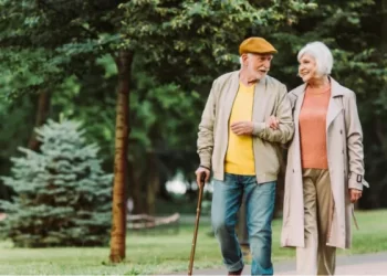 La forma de caminar puede ayudar a detectar el alzheimer y diferenciar tipos de demencia, según un estudio