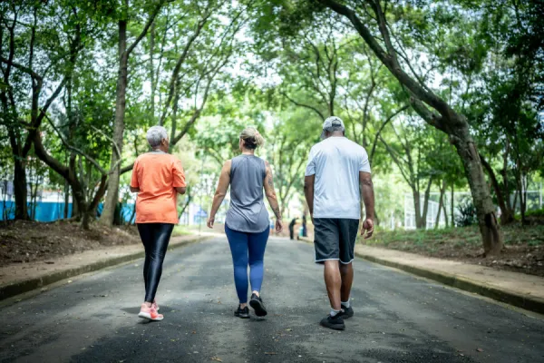 Caminar más lento podría ser una señal temprana de Alzheimer en adultos mayores