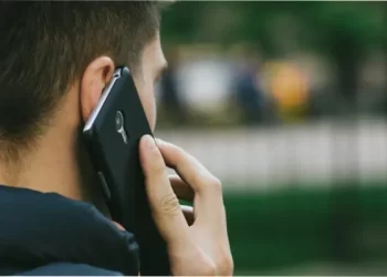 Lugares donde nunca deberías hablar por teléfono, según expertos en seguridad y etiqueta