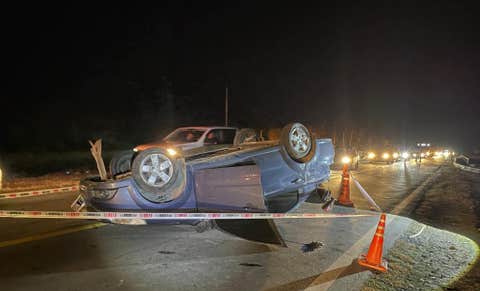 Un auto terminó volcado cerca de La Cocha y su conductor no recuerda cómo sucedió