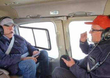 Jaldo sobrevuela la zona del incendio en Tafí del Valle y supervisa el trabajo de brigadistas