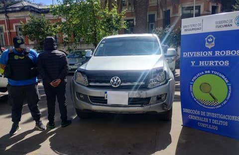 Transportaba drogas en una Amarok, intentó escapar de la policía y chocó contra poste de luz