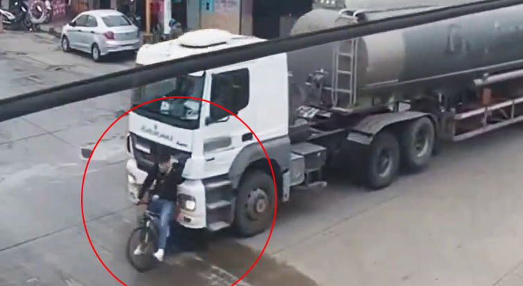 ¿Fue intencional? Camión cisterna embistió y arrastró a ciclista en Banda del Río Salí