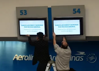 Paro de controladores aéreos: caos en Ezeiza y Aeroparque con miles de pasajeros afectados