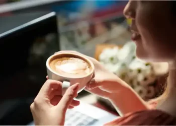 El café matutino mejora el ánimo y potencia la energía, según un estudio internacional