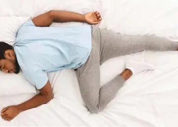 Dormir mal también enferma: señales que indican que tu postura afecta la salud