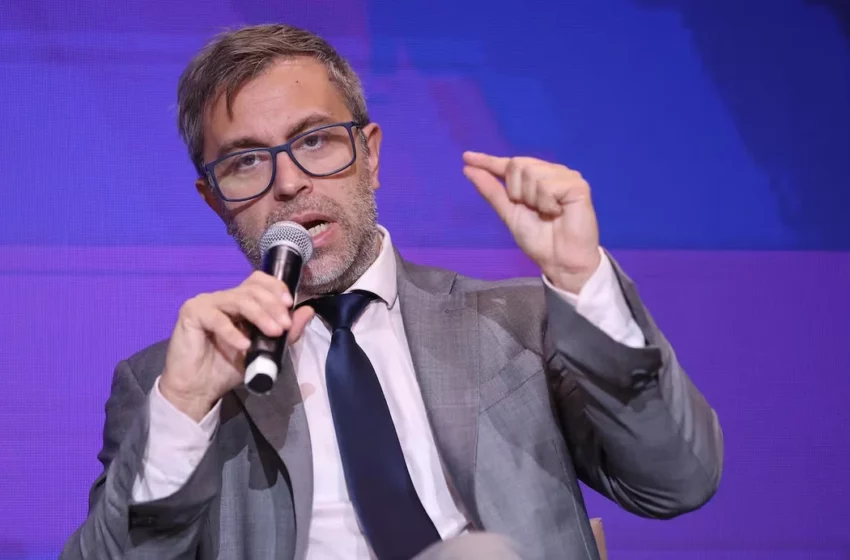 Furiase defendió la política cambiaria y aseguró que “el dólar flota, pero la macro sólida impide el traslado a precios”