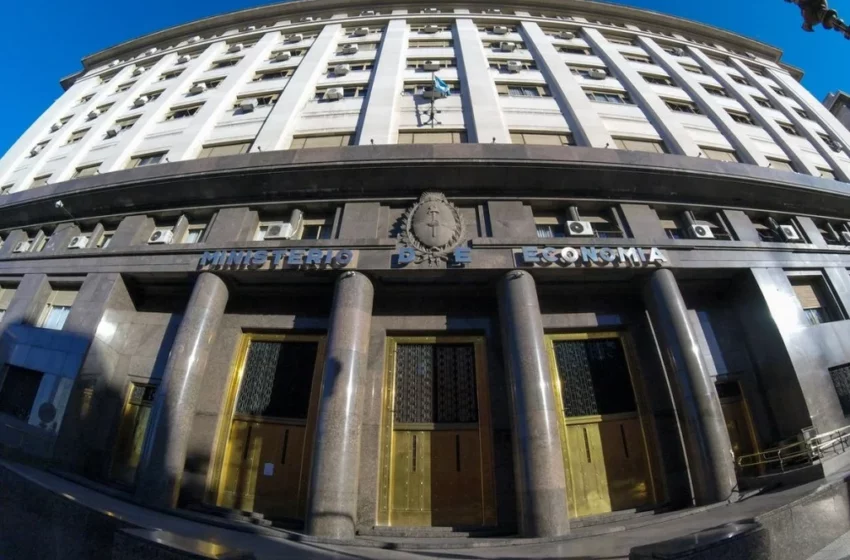 La Justicia ordenó al Ministerio de Economía entregar el expediente completo del DNU sobre el crédito con el FMI