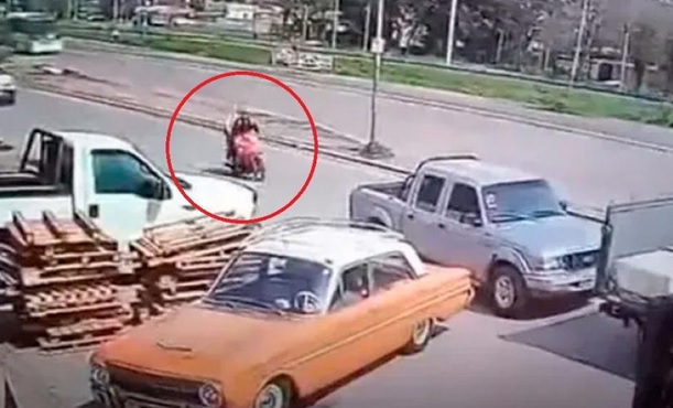 Abrió la puerta sin mirar y tiró a una policía en moto que murió aplastada por un colectivo