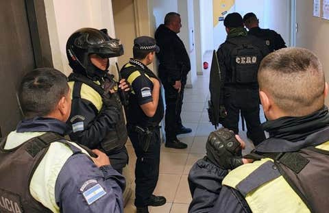 Situación extrema en avenida Colón: un hombre intentó tirarse de la ventana de su departamento