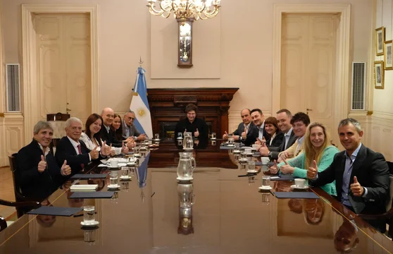Milei encabeza tercera reunión de Gabinete de la semana con Lisandro Catalán presente por primera vez