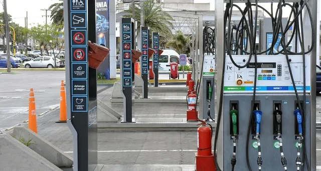 A contramano: por qué no baja el precio del combustible en Argentina al ritmo del crudo mundial