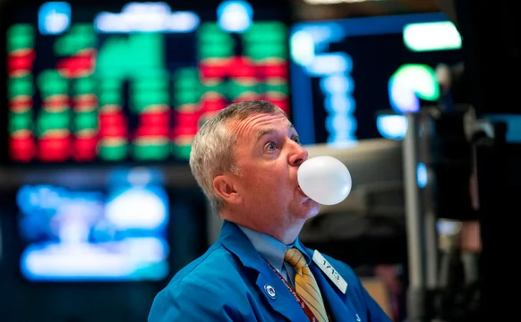 El Riesgo País se desploma a 839 puntos y baja el dólar