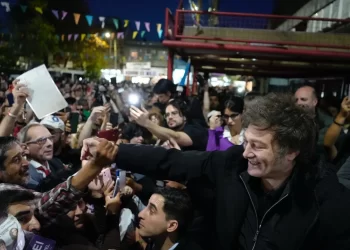 Milei desembarca en Ushuaia y acelera su campaña rumbo al 26 de octubre