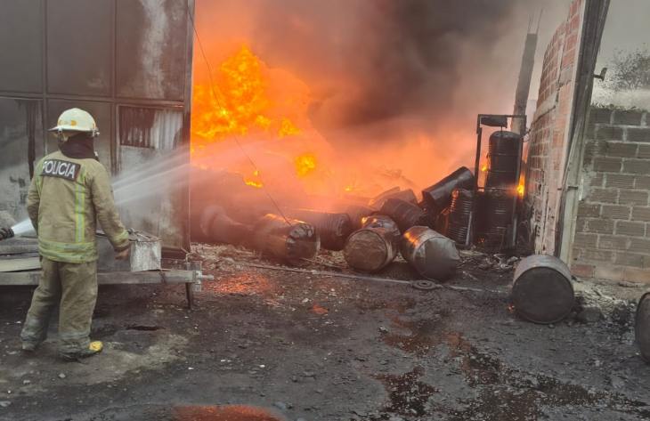 Incendio en un galpón de aceite industrial en Los Chañaritos: tres casas afectadas y un herido