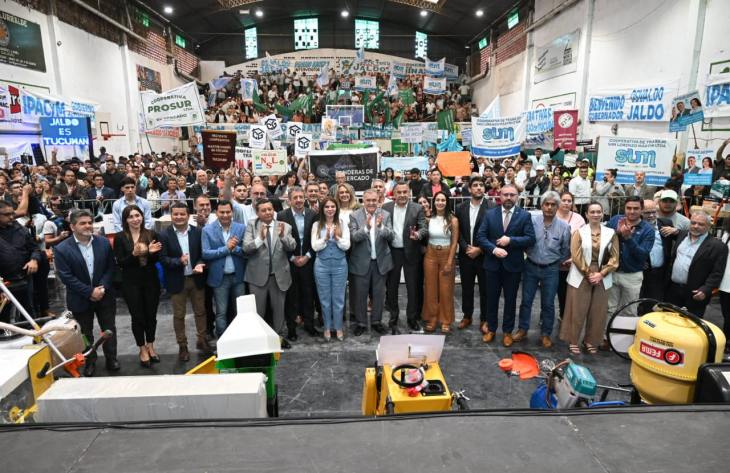 Jaldo encabezó la entrega de equipamiento y asistencia financiera a cooperativas y mutuales