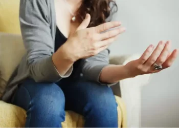 Qué significa mover las manos al hablar, según la psicología