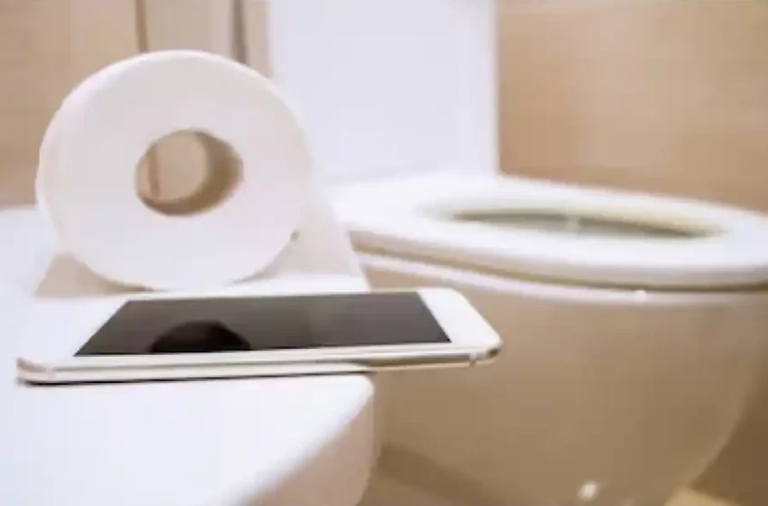 Consecuencias inesperadas: usar el celular en el baño aumenta el riesgo de hemorroides casi un 50%