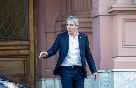 Caputo llegó a Washington para reunirse con Bessent y definir la ayuda de EE.UU.