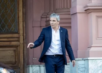 Cruce entre Luis Caputo y Delfina Rossi: el ministro defendió su gestión y dijo que trabaja “por la Patria”