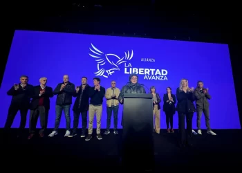 Javier Milei emprende el regreso por tierra desde Rosario por las fuertes tormentas