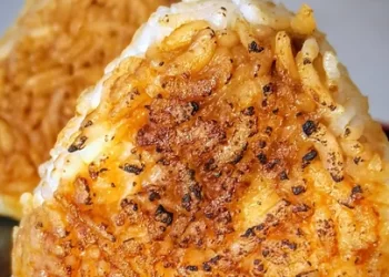 Del animé japonés a la mesa: onigiri de arroz relleno y envuelto en alga nori reta al sushi