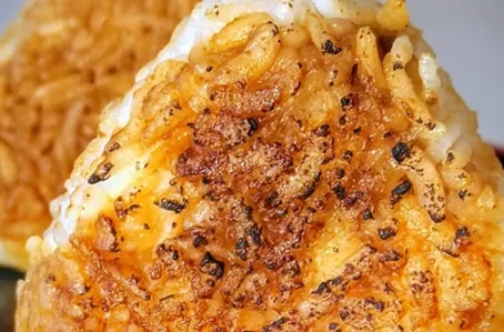 Del animé japonés a la mesa: onigiri de arroz relleno y envuelto en alga nori reta al sushi