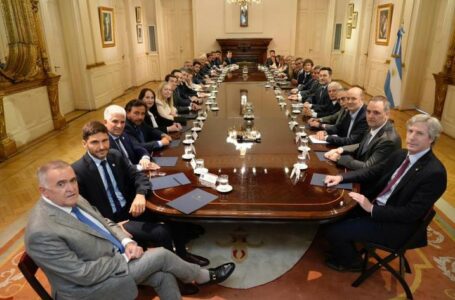 Jaldo participa en la reunión de gobernadores convocada por el presidente Javier Milei