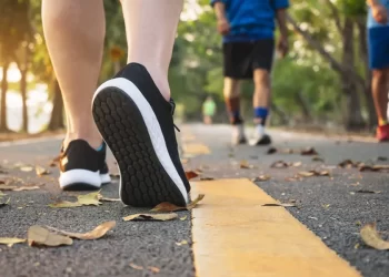 Caminar en silencio: la práctica simple que mejora la salud mental y reduce el estrés